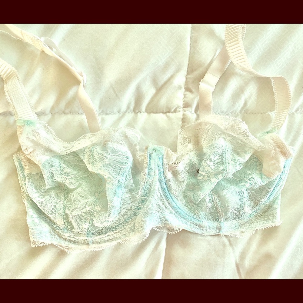 EUC Jezebele blue/white unlined lace bra 34DD